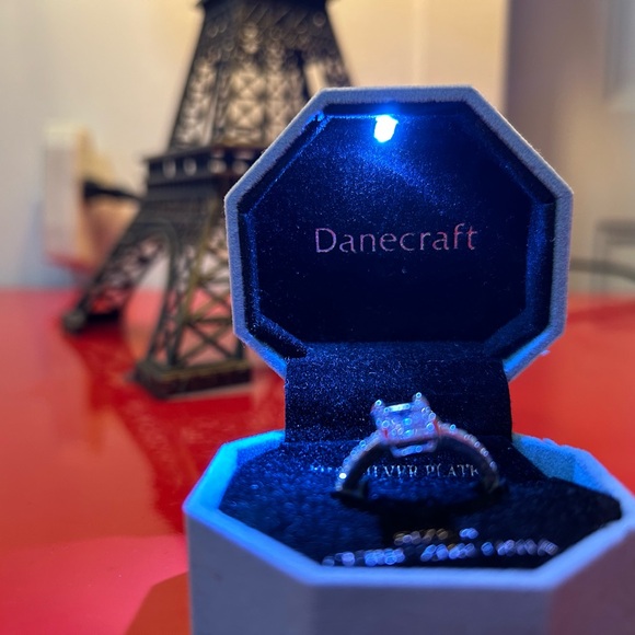Zirconia Ring, Fine Silver Plate, Danecraft, Jewerly Box with LED light! Size 8. - Picture 4 of 8